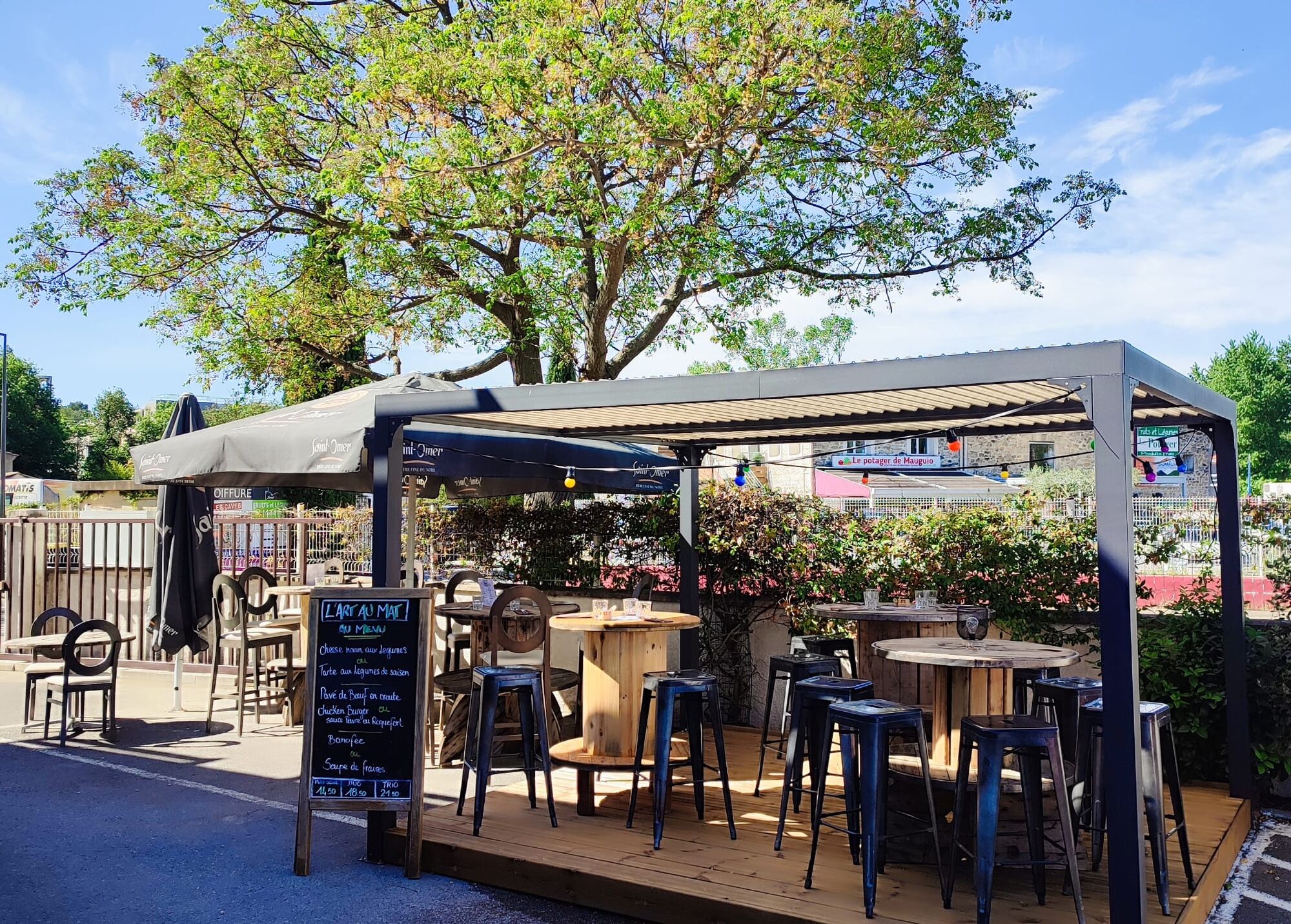 La terrasse ombragée du restaurant L'Art au Maté